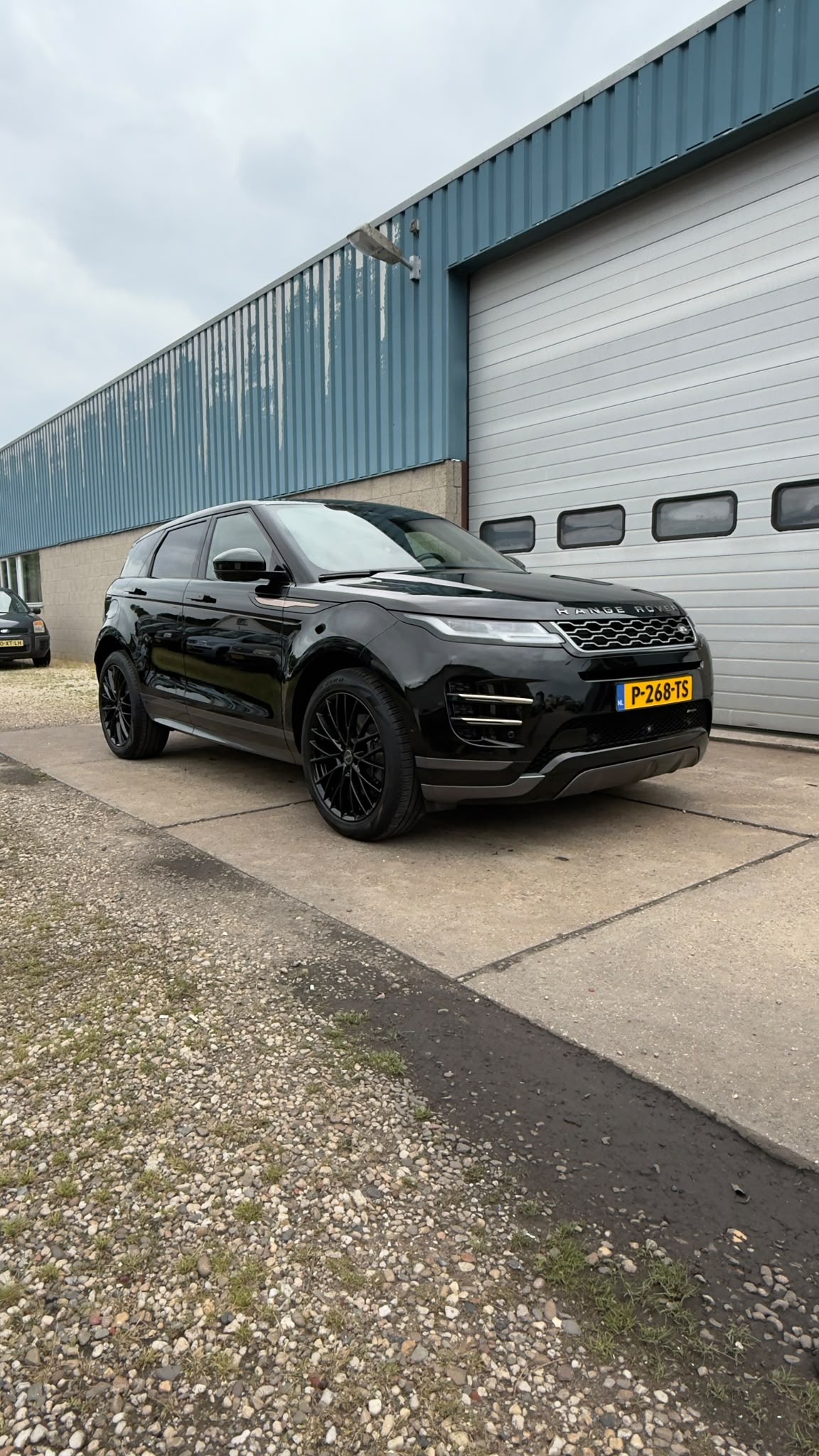 Zwarte auto na detailing in de gallery